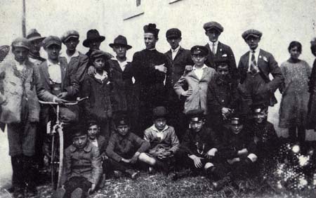 Gruppo giovani con il parroco (1925)
